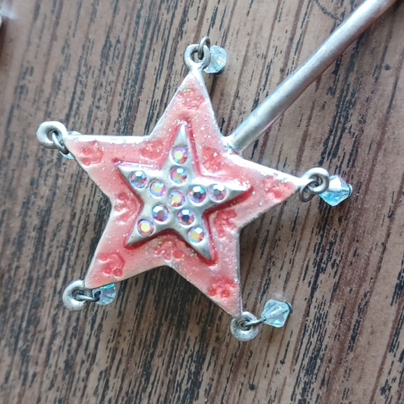 Star brooch. Silver-tone w red enamel and rhinestones,  approx 2.5" - 3" - Picture 3 of 3